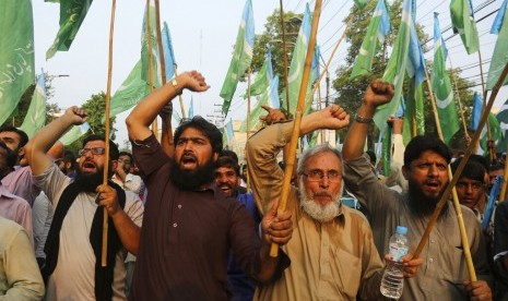 Pendukung Partai Jamaat-e-Islami Pakistan memprotes tindakan India mencabut pasal 370 mengenai otonomi Kashmir di Lahore, Pakistan, Selasa (6/8). 