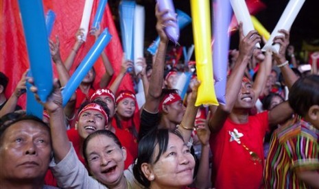 Pendukung partai oposisi Aung San Suu Kyi, NLD merayakan kemenangan dalam pemilu di Yangon, Senin, 9 November 2015.