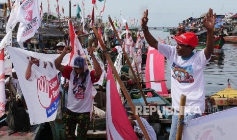 Pendukung pasangan calon gubernur dan wakil gubernur DKI Jakarta Anies-Sandi mengikuti jalannya kampanye terakhir di kampung nelayan Cilincing Jakarta, Rabu (9/2). 