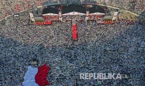 Pendukung pasangan capres-cawapres nomor urut 02 Prabowo Subianto dan Sandiaga Uno memadati Stadion Utama Gelora Bung Karno saat kampanye akbar di Jakarta, Minggu (7/4/2019).