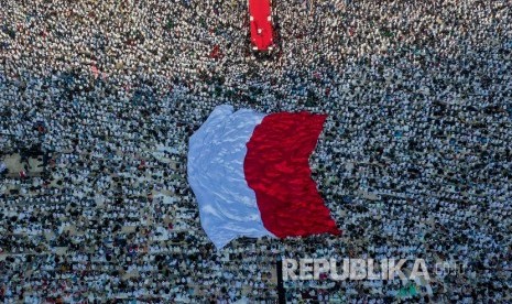 Pendukung pasangan capres-cawapres nomor urut 02 Prabowo Subianto dan Sandiaga Uno memadati Stadion Utama Gelora Bung Karno saat kampanye akbar di Jakarta, Ahad (7/4/2019).