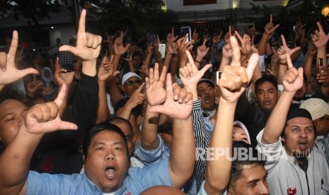 Pendukung pasangan Capres-Cawapres nomor urut 02 Prabowo Subianto-Sandiaga Uno meluapkan kegembiraannya seusai deklarasi kemenangan Pilpres 2019 di kediaman Prabowo, di Kertanegara, Jakarta, Kamis (18/4/2019).