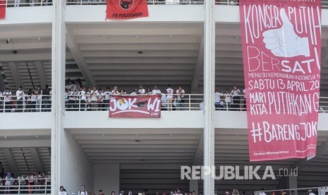 Pendukung pasangan Capres dan Cawapres nomor urut 01, Joko Widodo (Jokowi)-Ma'ruf Amin mengikuti Konser Putih Bersatu dalam rangka kampanye akbar pasangan pasangan tersebut di Gelora Bung Karno (GBK), Jakarta, Sabtu (13/4/2019). 