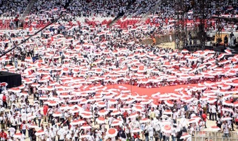 Pendukung pasangan Capres dan Cawapres nomor urut 01, Joko Widodo (Jokowi)-Ma'ruf Amin mengikuti Konser Putih Bersatu dalam rangka kampanye akbar pasangan pasangan tersebut di Gelora Bung Karno (GBK), Jakarta, Sabtu (13/4/2019).