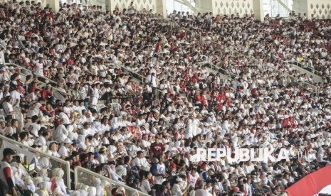 Pendukung pasangan Capres dan Cawapres nomor urut 01, Joko Widodo (Jokowi)-Ma'ruf Amin mengikuti Konser Putih Bersatu dalam rangka kampanye akbar pasangan pasangan tersebut di Gelora Bung Karno (GBK), Jakarta, Sabtu (13/4/2019).