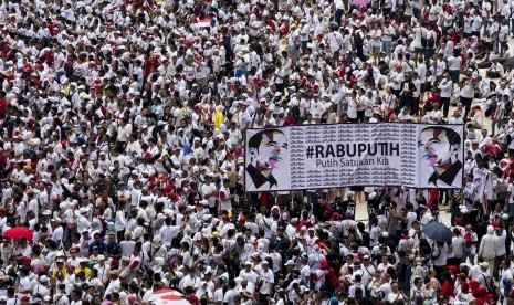 Pendukung pasangan Capres dan Cawapres nomor urut 01 Joko Widodo - KH Ma'ruf Amin menghadiri Konser Putih Bersatu di Stadion Utama Gelora Bung Karno (GBK), Jakarta, Sabtu (13/4/2019).