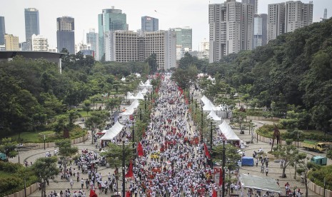 Pendukung pasangan Capres dan Cawapres nomor urut 01 Joko Widodo-Maruf Amin menghadiri Konser Putih Bersatu di GBK, Jakarta, Sabtu (13/4/2019). 