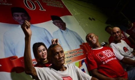 Pendukung pasangan Capres dan Cawapres nomor urut 01 Joko Widodo-KH Ma'ruf Amin menggelar tasyakur dengan cara mencukur gundul rambutnya di Posko Relawan Projo, Jombang, Jawa Timur, Rabu (17/4/2019). Cukur gundul tersebut menyusul keunggulan Jokowi-Amin melalui metode hitung cepat yang dirilis sejumlah lembaga survei.