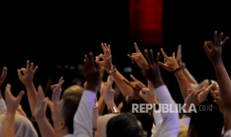 Pendukung Paslon Cagub dan Cawagub DKI Jakarta Anies Baswedan-Sandiaga Uno meramaikan debat publik perdana di Jakarta, Jumat (13/1) malam.