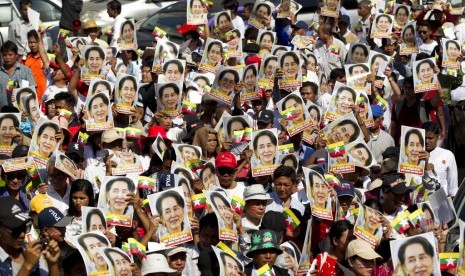 Pendukung pemimpin Myanmar Aung San Suu Kyi turun ke jalan, Selasa (10/12), di Yangon. Mahkamah Internasional di The Hague memulai sidang atas tuduhan genosida terhadap kelompok minoritas Rohingya.