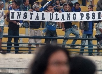 Pendukung Persib Bandung membawa spanduk kritikan terhadap PSSI pada lanjutan kompetisi Indonesia Super League antara Persib Bandung dan PSPS Pekan Baru. 