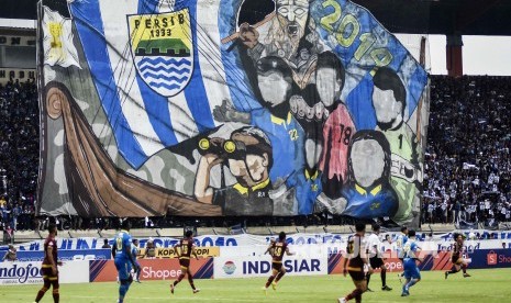 Pendukung Persib Bandung menampilkan koreografi pada pertandingan lanjutan Liga 1 2019 lalu.