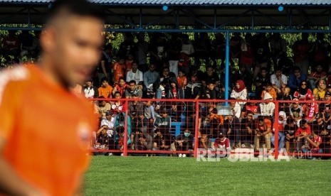 Pendukung Persija atau The Jakmania memadati tribun untuk menyaksikan kesebelasan Persija Jakarta menjalani latihan perdana jelang pertandingan musim 2019 di Lapangan Aldiron, Jakarta, Senin (7/1/2019). 