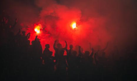 Pendukung Persis Solo menyalakan flare. Suporter Persis Solo menggelar aksi damai menuntut pelatih Jacksen F Tiago mundur dari jabatannya. Aksi tersebut berlangsung di depan mess Persis Solo, Jalan Dr. Sutomo, Senin (15/8/2022) pukul 14.00 WIB.