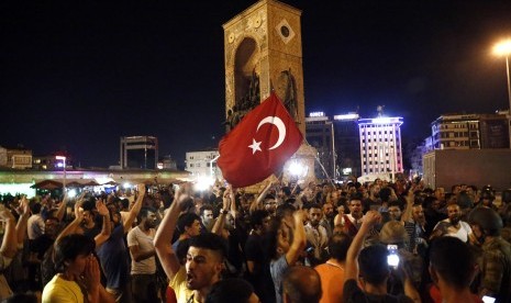 Pendukung Presiden Erdogan menyampaikan sokongannya di Taksim Square, Sabtu (16/7), usai upaya kudeta diluncurkan.