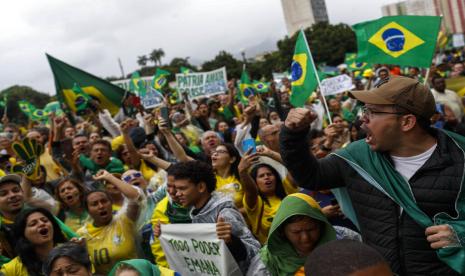 Pendukung Presiden Jair Bolsonaro memprotes kekalahannya dalam pemilihan presiden putaran kedua, di Rio de Janeiro, Brasil, Rabu, 2 November 2022. Ribuan pendukung meminta militer pada Rabu untuk mempertahankan pemimpin sayap kanan itu tetap berkuasa, bahkan sebagai presidennya. administrasi mengisyaratkan kesediaan untuk menyerahkan kendali kepada saingannya Luiz Inacio Lula da Silva.