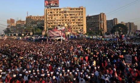  Pendukung Presiden Muhammad Mursi melaksanakan Shalat Idul Fitri memadati jalan raya di luar Masjid Rabaah al-Adawiya, Nasr City, Kairo, Kamis (8/8).  (AP/Khalil Hamra) 