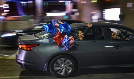 Pendukung Presiden terpilih Joe Biden dan Wakil Presiden terpilih Kamala Harris di dalam mobil merayakan, di Sunset Blvd., di Los Angeles Sabtu (7/11) malam waktu setempat. Demokrat Joe Biden mengalahkan Presiden Donald Trump untuk menjadi presiden ke-46 Amerika Serikat pada hari Sabtu, memposisikan dirinya untuk memimpin negara yang dicengkeram oleh pandemi bersejarah dan pertemuan gejolak ekonomi dan sosial.