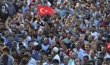 Pendukung Presiden Turki Erdogan bersorak di Bandara Ataturk, Istanbul, Sabtu (16/7).