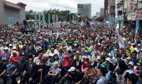 Pendukung prokemerdekaan Taiwan menuntut referendum di Taipei, Taiwan, Sabtu (20/10).