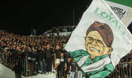 Pendukung PSS Sleman mengibarkan bendera saat pertandingan Liga 1 Indonesia belum lama ini.