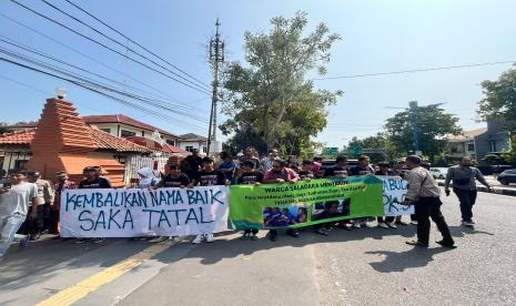 Pendukung Saka Tatal melakukan aksi damai mendukung Saka Tatal dalam sidang Peninjauan Kembali kasus pembunuhan Vina yang digelar di Pengadilan Negeri Cirebon, Rabu (24/7/2024). 