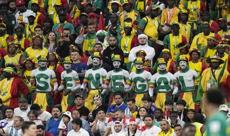 Pendukung Senegal menyaksikan tim mereka dari tribun selama pertandingan sepak bola babak 16 besar Piala Dunia antara Inggris dan Senegal, di Stadion Al Bayt di Al Khor, Qatar, Ahad, 4 Desember 2022. 