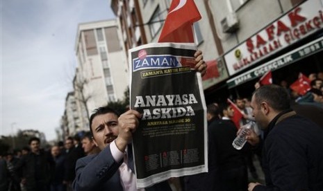 Pendukung surat kabar Zaman berunjuk rasa di Istanbul, Turki menentang akuisisi pemerintah Turki terhadap surat kabar itu, Ahad, 6 Maret 2016.