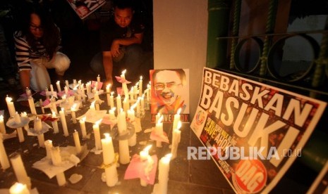  Pendukung terpidana Basuki Tjahaja Purnama (Ahok) melakukan aksi menyalakan lilin solidaritas di Lapangan Banteng, Jakarta, Sabtu (13/5)