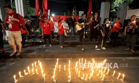 Pendukung terpidana Basuki Tjahaja Purnama (Ahok) melakukan aksi menyalakan lilin solidaritas di Lapangan Banteng, Jakarta, Sabtu (13/5)