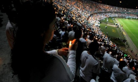 Pendukung tim Atletico Nacional berkumpul di Stadion Atanasio Girardot untuk memberikan penghormatan kepada pemain Chapecoense yang seharusnya menjadi lawan tim kesayangan mereka pada final Copa Sudamericana, tapi gagal hadir ke stadion karena tewas dalam 