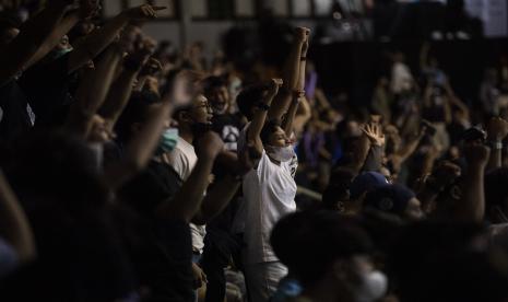 Pendukung tim basket Prawira Bandung bergembira saat pertandingan Liga Basket Indonesia (IBL).