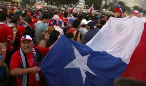 Pendukung timnas Chile merayakan kemenangan timnya atas Spanyol, 2-0.