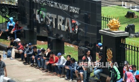  Pendukung Timnas Indonesia beristirahat usai mengantre tiket final piala AFF 2016 di Mako Kostrad, Gambir, Jakarta, Selasa (13/12).