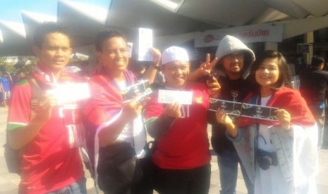 Pendukung timnas Indonesia di Stadion Rajamangala, Sabtu (17/12).