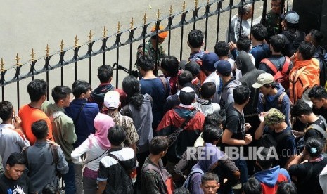  Pendukung Timnas Indonesia mengantre tiket final piala AFF 2016 di Mako Kostrad, Gambir, Jakarta, Selasa (13/12).