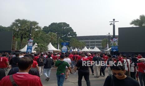 Pendukung timnas Indonesia mengantre untuk memasuki Stadion Utama Gelora Bung Karno, Senayan, Jakarta, Jumat (15/11/2024).