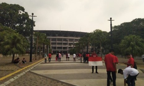 Pendukung timnas Indonesia mulai berdatangan di GBK jelang laga Indonesia vs Vanuatu, Sabtu (15/6).