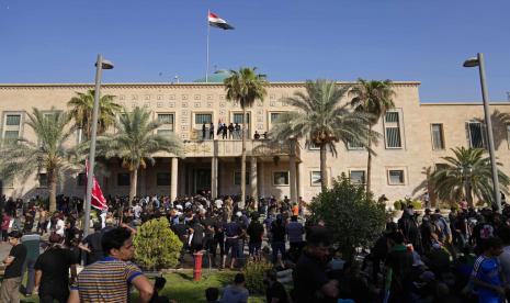 Pendukung ulama Syiah Muqtada al-Sadr memasuki Istana Pemerintah selama demonstrasi di Baghdad, Irak, Senin, 29 Agustus 2022. Al-Sadr, seorang ulama Syiah yang sangat berpengaruh mengumumkan ia akan mengundurkan diri dari politik Irak dan para pengikutnya yang marah menyerbu istana pemerintah sebagai tanggapan. Kekacauan Senin memicu kekhawatiran bahwa kekerasan bisa meletus di negara yang sudah dilanda krisis politik terburuk dalam beberapa tahun.