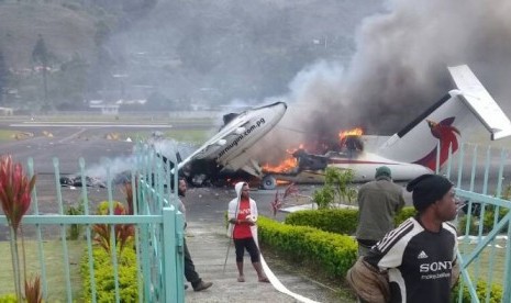 Pendukung yang marah dari kandidat yang kalah membakar pesawat penumpang di Dataran Tinggi Papua Nugini.