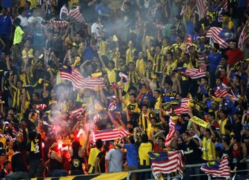 Pendukung Timnas Malaysia memanaskan suasana di Bukit Jalil