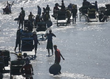 Pendulang emas tradisional di Timika mengais serpihan emas dari tailing PT Freeport.