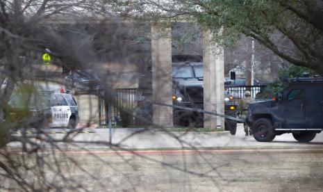 Penegak hukum berjaga di sekitar Congregation Beth Israel di Colleyville, Texas pada Sabtu (15/1/2022) sore.