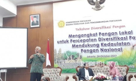 Peneliti Balitbangtan Hasil Sembiring menjelaskan pentingnya diversifikasi pangan bersama Wakil Ketua Umum Komisi VII DPR RI Herman Khaeron dan Deputi Kepala BPPT Bidanv Agroindustri dan Bioteknologi Eniya Listiani Dewi pada acara Talkshow Diversifikasi Pangan di Balitbangtan, Selasa (24/10).