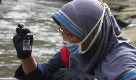 Peneliti mengambil sampel air untuk mengetahui kandungan mikroplastik. ilustrasi