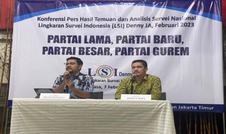 Peneliti dari Lingkaran Survei Indonesia (LSI) Denny JA, Ardian Sopa, memaparkan hasil survei elektabilitas parpol bertajuk 