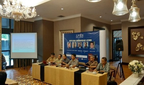 Peneliti dari LP3ES sedang memaparkan buku 