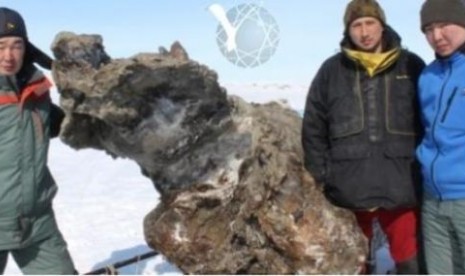 Peneliti dengan mammoth di Siberia