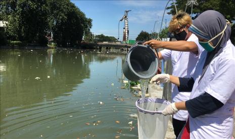 Peneliti saat menunjukkan kandungan mikroplastik.