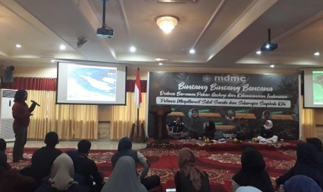 Peneliti Geologi Gempa Bumi LIPI Mudrik R Daryono menyampaikan penjelasan seputar potensi gempa bumi di beberapa daerah, dalam agenda diskusi bertajuk Potensi Megathrust Selat Sunda dan Seberapa Siapkah Kita di kantor PP Muhammadiyah Jakarta, Jumat (23/8). 